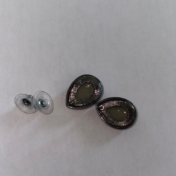 Teardrop stud Earrings in stainless steel Silver with Cream gemstone NWOT - Picture 6 of 7